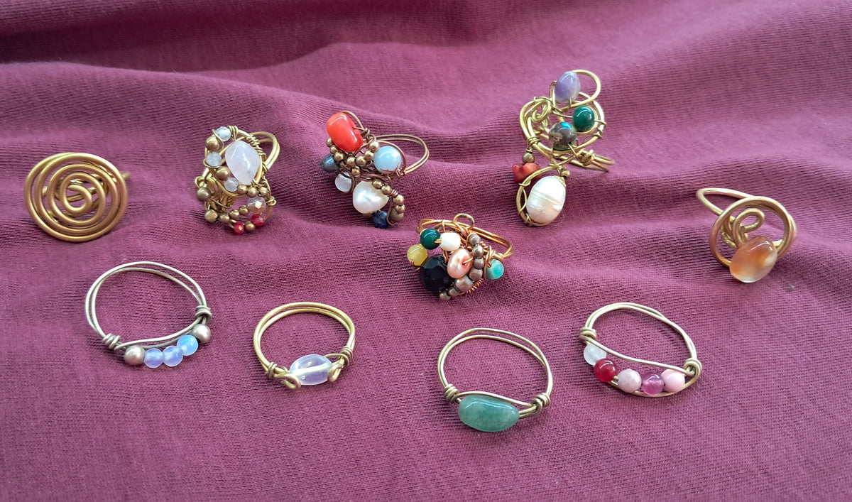anillos artesanales únicos hechos con diferentes minerales y broce  o cobre