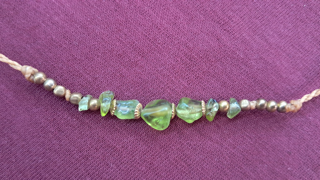 Gargantilla de hilo encerado y minerales
