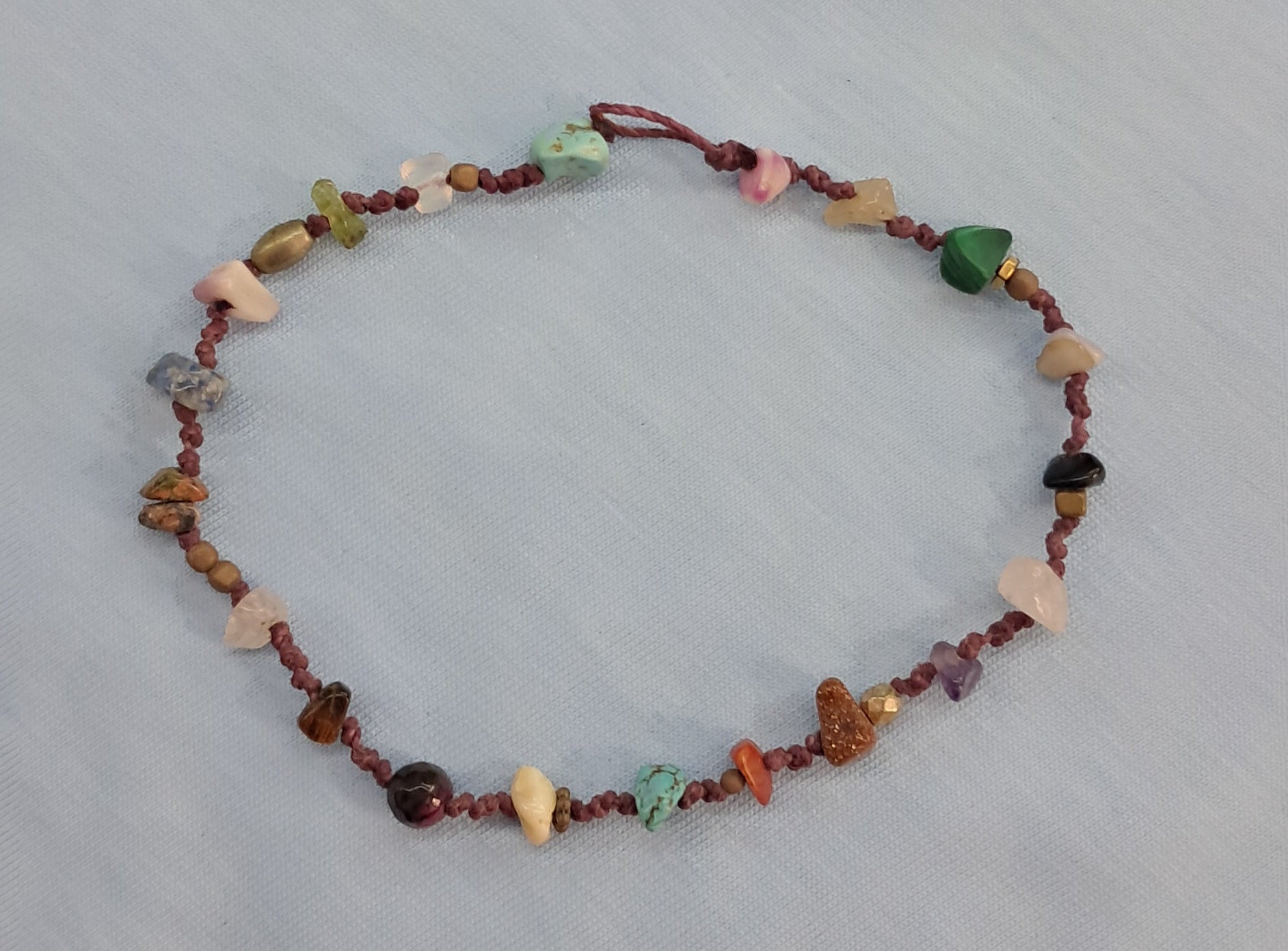 Tobillera artesanal de hilo encerado y minerales
