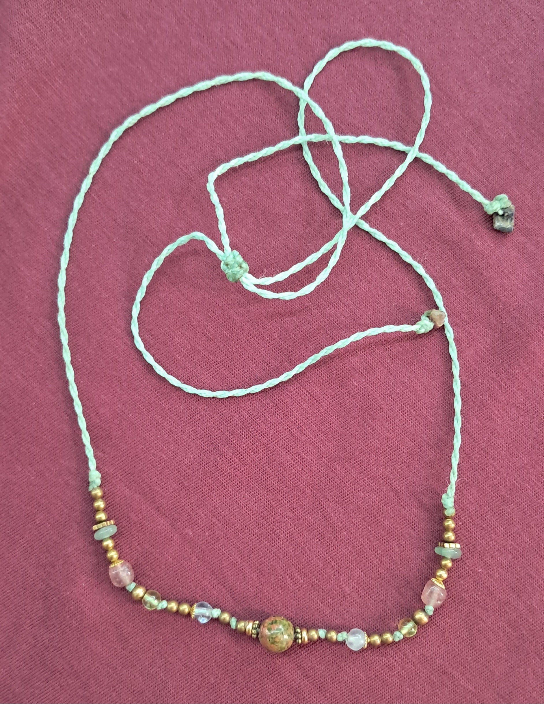 Gargantilla artesana mineales