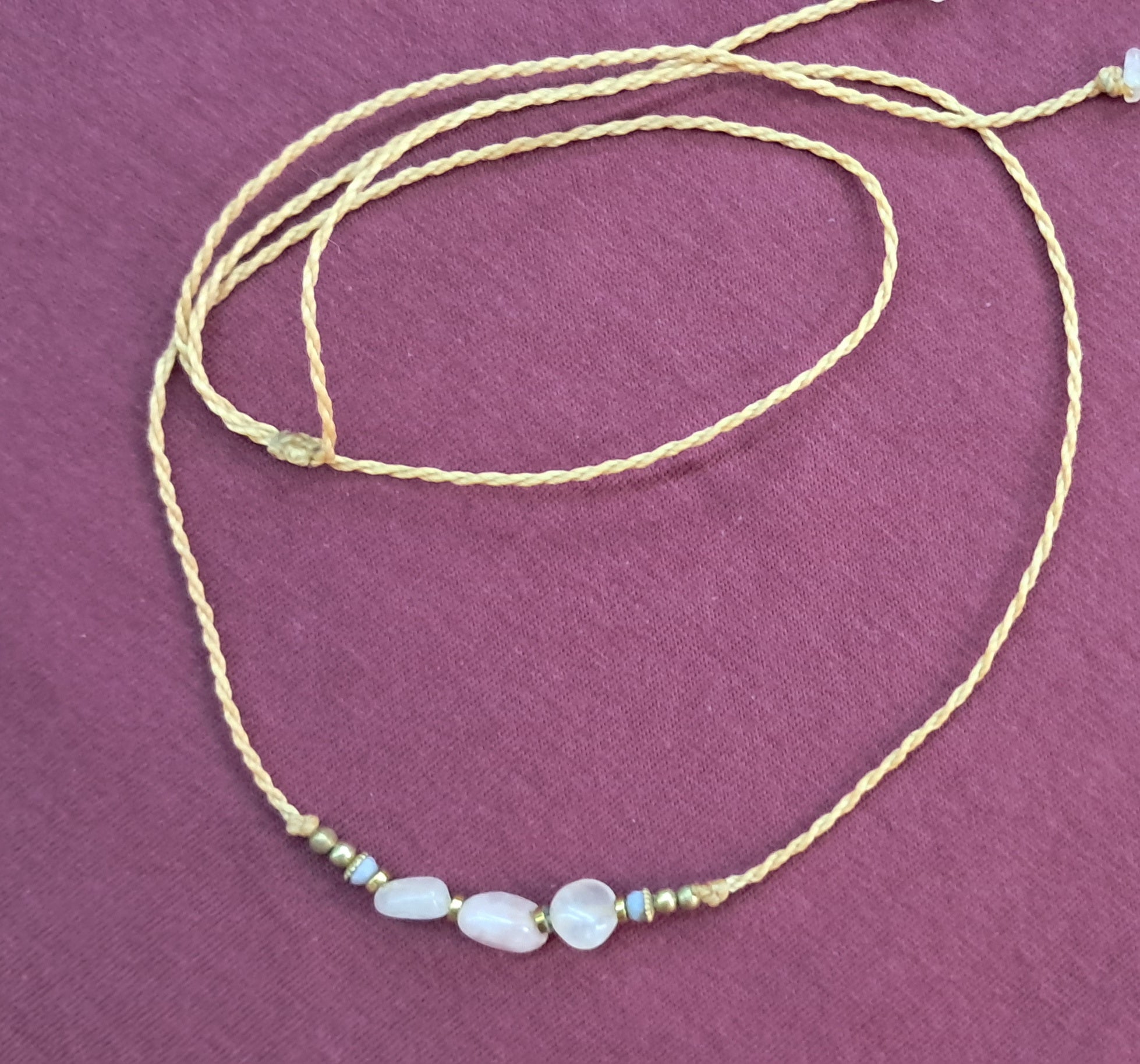 Gargantilla de hilo encerado y minerales