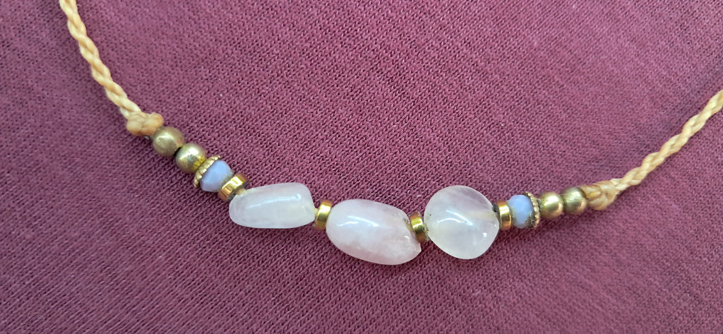 Gargantilla de hilo encerado y minerales