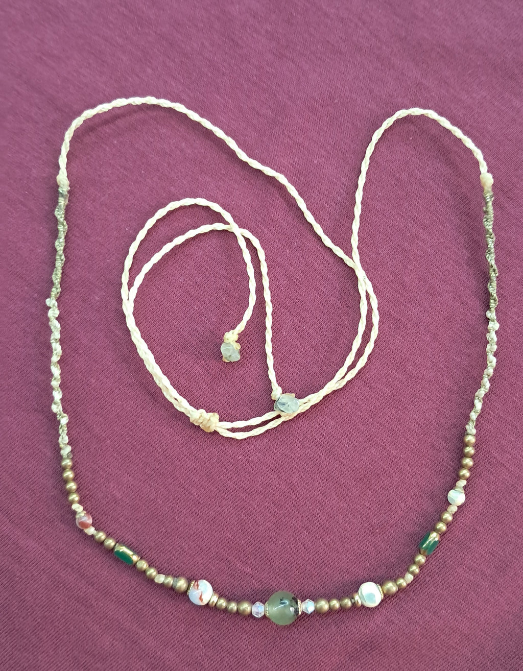 Gargantilla de hilo encerado y minerales